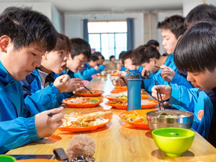 扶风学生用餐